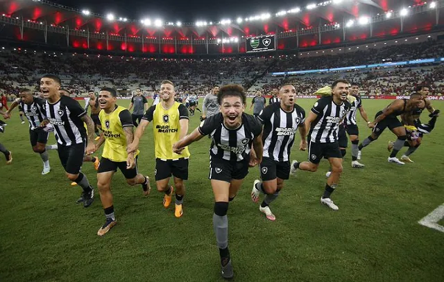 Botafogo volta a liderar o Campeonato Brasileiro após quase dez anos