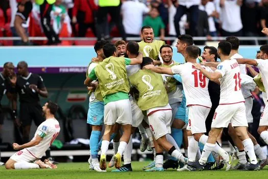 Irã derrota Gales nos minutos finais e sonha com oitavas da Copa