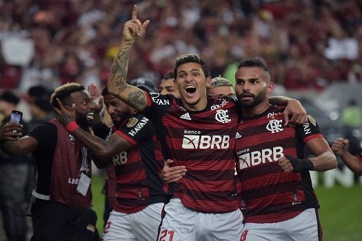 Flamengo volta a derrotar Corinthians e avança na Libertadores
