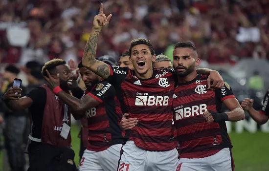 Flamengo volta a derrotar Corinthians e avança na Libertadores