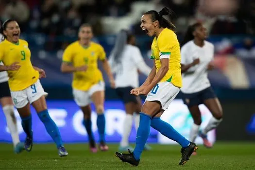 Seleção brasileira feminina perde de virada da França