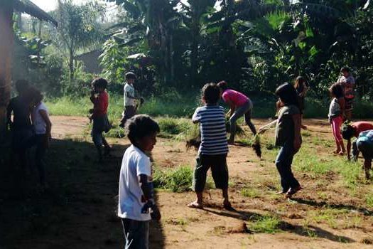 Indígenas ensinam jogos, danças e brincadeiras do povo Guarani no