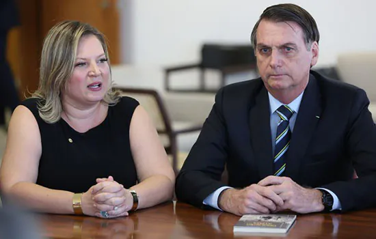 Joice: Bolsonaro disse estar entre a cruz e a espada sobre vetos da Lei de Abuso