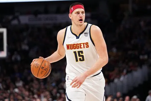 Jokic faz história e Denver Nuggets confirma vaga nos playoffs da NBA