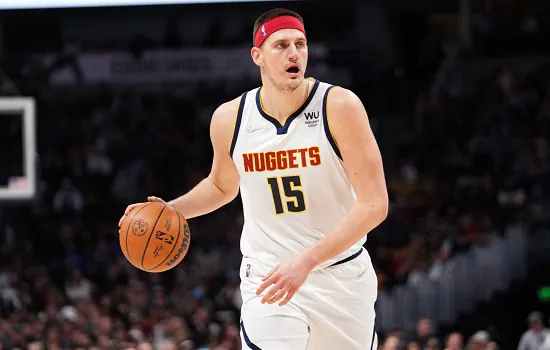 Jokic faz história e Denver Nuggets confirma vaga nos playoffs da NBA