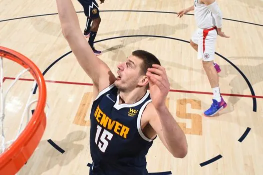 Em noite mágica de Nikola Jokic, Nuggets derrotam Clippers; Lakers perdem em casa