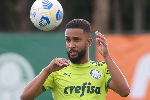 Lateral do Palmeiras tem carro danificado e sofre ameaças verbais