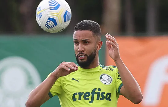 Lateral do Palmeiras tem carro danificado e sofre ameaças verbais