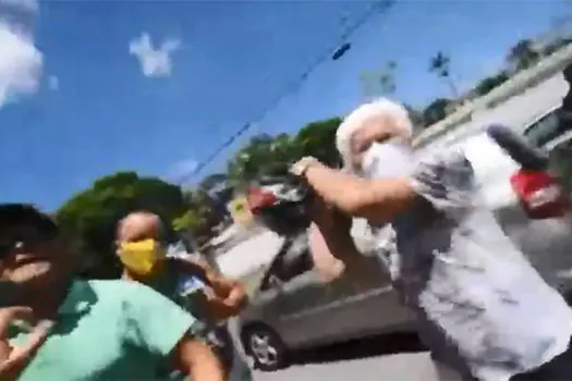 Dois jornalistas são agredidos durante atos pró-Bolsonaro; entidades reagem