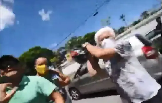 Dois jornalistas são agredidos durante atos pró-Bolsonaro; entidades reagem