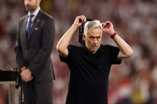 Mourinho dá medalha de vice da Liga Europa para torcedor da Roma: ‘Fico com as de ouro’