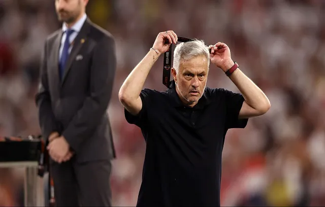 Mourinho dá medalha de vice da Liga Europa para torcedor da Roma: ‘Fico com as de ouro’