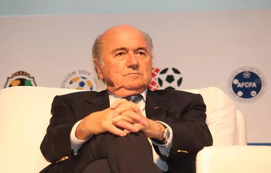 Blatter mostra ‘alívio’ após audiências sobre suposto pagamento ilícito a Platini