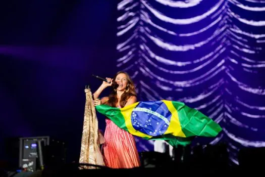 Joss Stone tenta cativar público desanimado no The Town com bons vocais