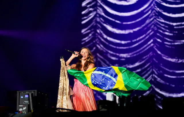 Joss Stone tenta cativar público desanimado no The Town com bons vocais