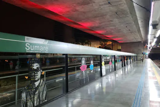 Estações iluminadas de vermelho chamam população para doar sangue