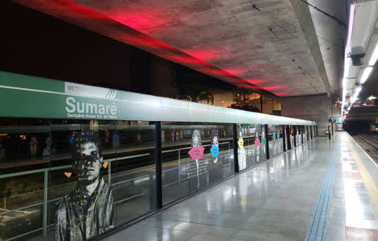 Estações iluminadas de vermelho chamam população para doar sangue