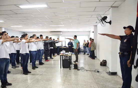 160 jovens de Diadema realizam Juramento à Bandeira