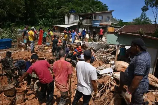 Justiça de SP autoriza remoção forçada de moradores de área de risco do litoral