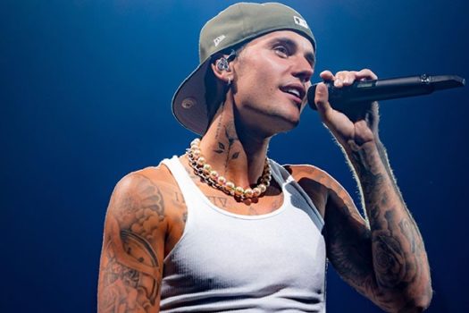 Em meio a suposta crise no casamento, Justin Bieber surpreende com visual radical