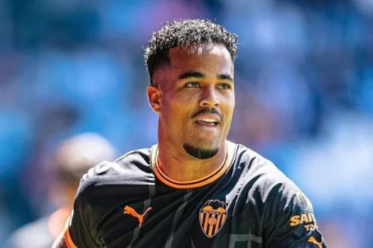 Assaltantes invadem casa de Justin Kluivert, do Valencia, e agridem companheira do jogador