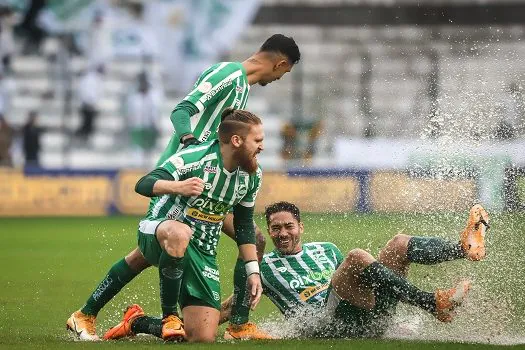 Com campo encharcado, Fluminense perde para o Juventude com um gol contra