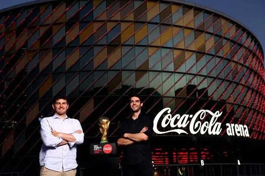 Com Kaká, Fifa inicia tour da taça da Copa do Mundo por países classificados