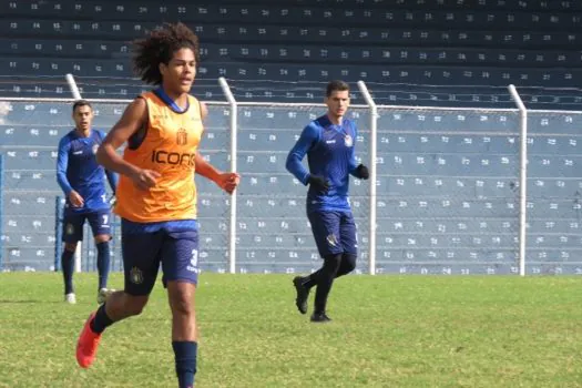 Kallil do sub 17 do São Caetano faz treino com o elenco profissional