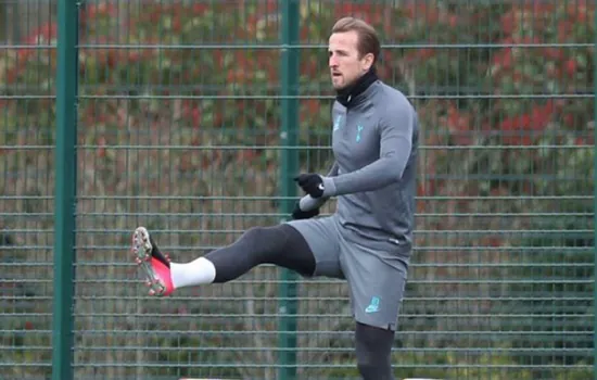 Harry Kane volta a treinar com o Tottenham dias antes de encarar o Manchester City