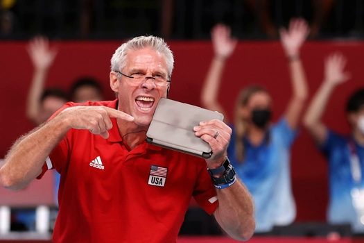 Ex-jogador, Karch Kiraly consegue medalha inédita no vôlei pelos EUA