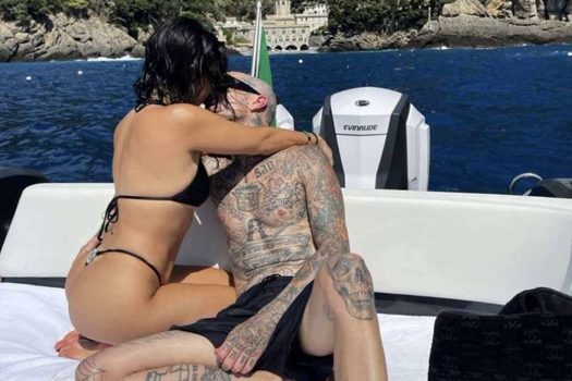 Kourtney Kardashian e Travis Barker curtem viagem a Itália e compartilham fotos