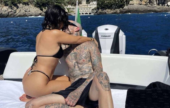 Kourtney Kardashian e Travis Barker curtem viagem a Itália e compartilham fotos