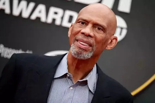 Kareem Abdul-Jabbar diz que NBA deveria obrigar vacinação a todos os jogadores