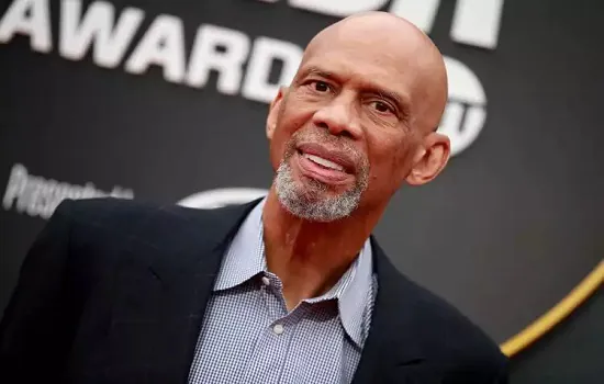 Kareem Abdul-Jabbar diz que NBA deveria obrigar vacinação a todos os jogadores