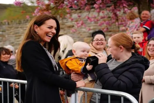 Bebê ‘rouba’ bolsa de Kate Middleton e chama atenção em evento