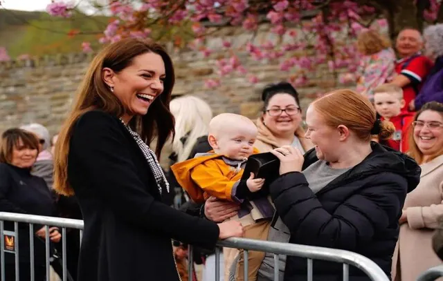 Bebê ‘rouba’ bolsa de Kate Middleton e chama atenção em evento