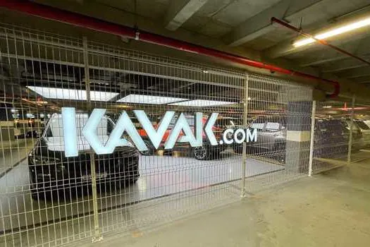 Kavak inaugura showroom no Atrium Shopping