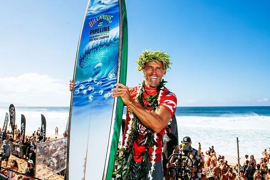 Perto de completar 50 anos, Kelly Slater conquista título de Pipeline