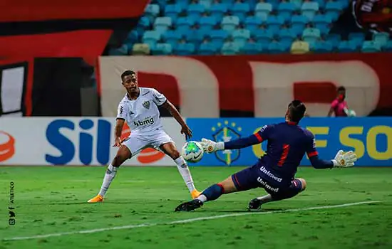 Atlético-MG vence fora de casa e assume a liderança do brasileirão