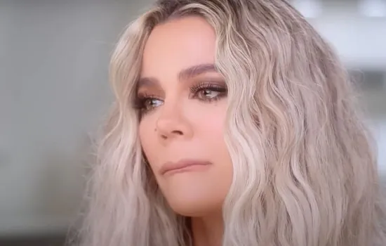 Khloé Kardashian se emociona ao falar sobre segundo filho