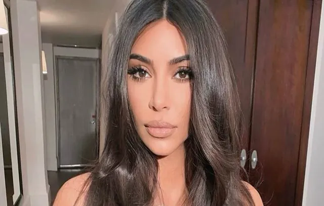 Kim Kardashian é criticada por vender chinelados usados por até R$ 254