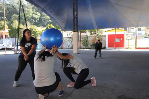 Professores de Educação Física participam de capacitação sobre Kin-ball