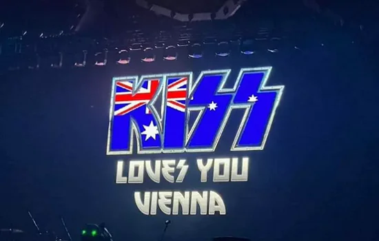 Banda Kiss comete gafe e mostra bandeira da Austrália durante um show na Áustria