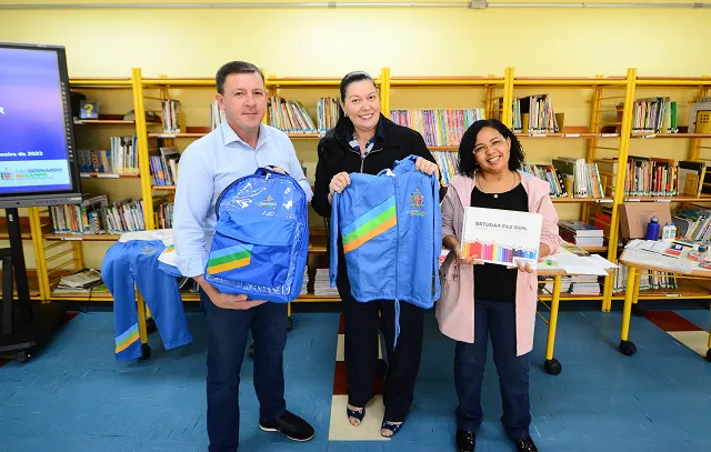 Unidades escolares de São Bernardo recebem kits de uniforme e material para 2023