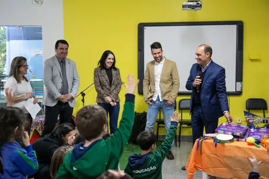 São Caetano faz entrega de kit de educação musical na EMEI Emílio Carlos