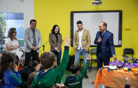 São Caetano faz entrega de kit de educação musical na EMEI Emílio Carlos