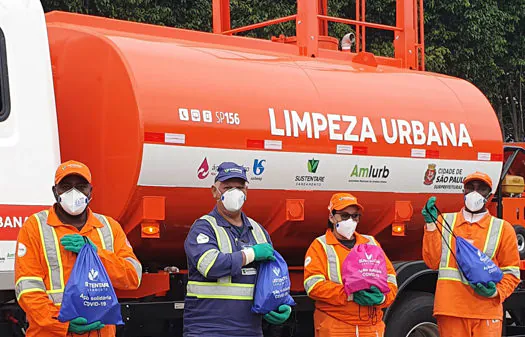 Agentes de limpeza entregam kits de higiene para pessoas em situação de rua