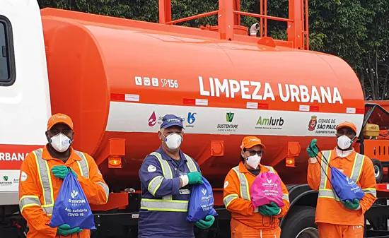 Agentes de limpeza entregam kits de higiene para pessoas em situação de rua