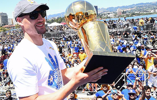 Torcida dos Warriors recebe com festa a céu aberto os campeões da NBA