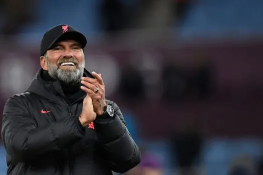 Klopp é atingido por objeto arremessado em ônibus do Liverpool